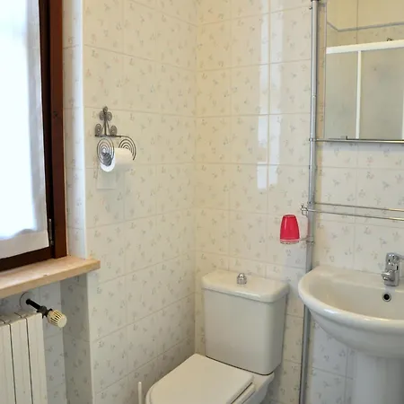 Charming In With Swimming Pool Сasa de vacaciones