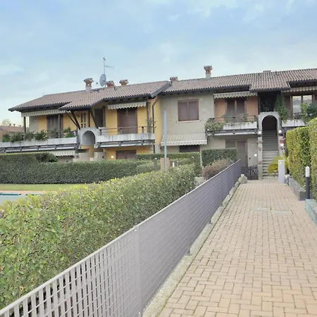 Сasa de vacaciones Charming In With Swimming Pool